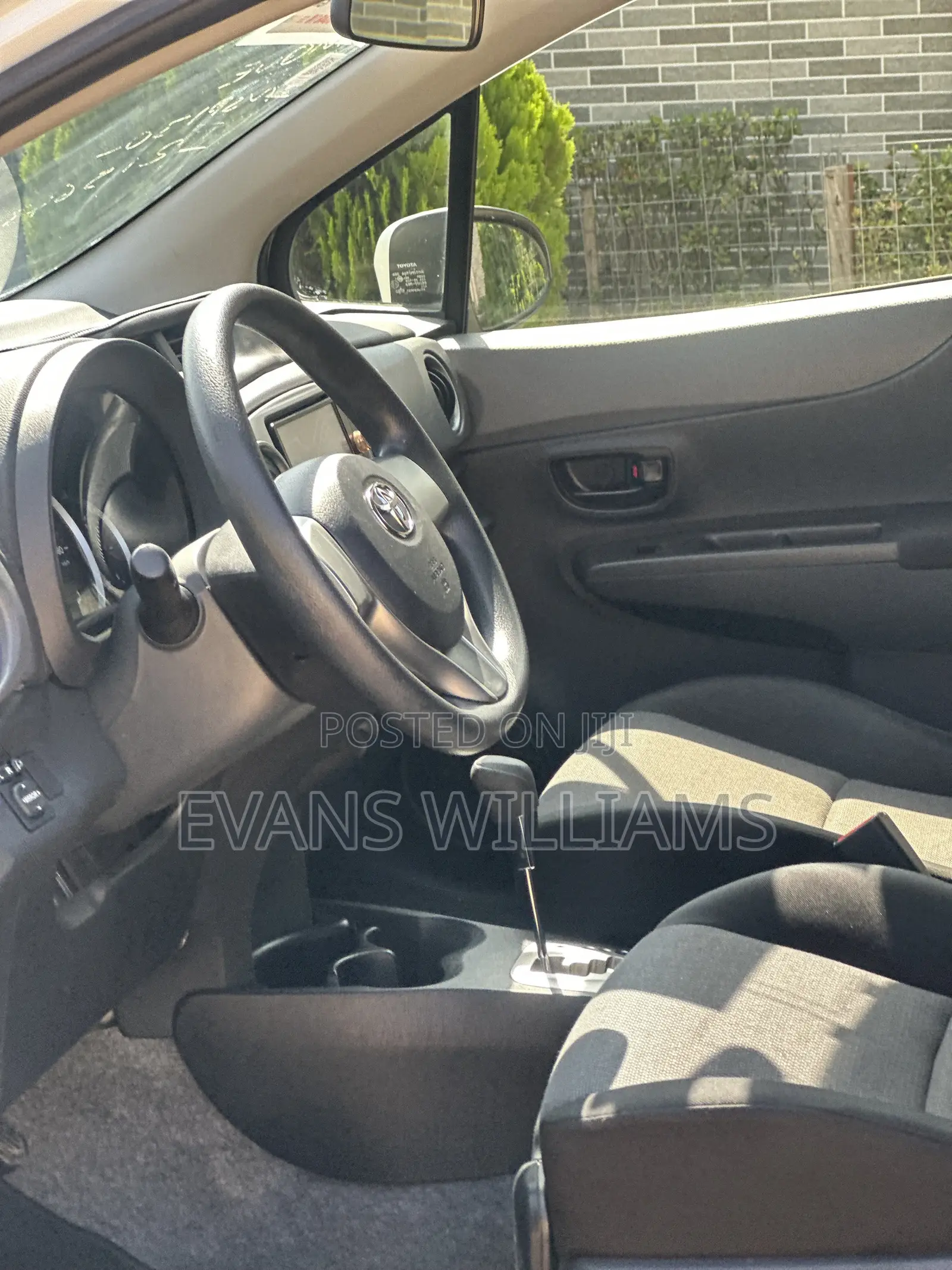 Toyota Vitz 1.3 FWD 5dr 2014 White
