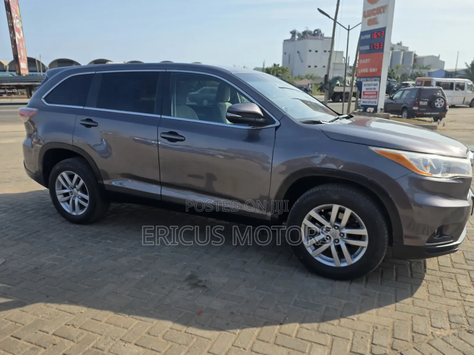 Toyota Highlander LE 4dr SUV (2.7L 4cyl 6A) 2015 Gray