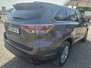 Toyota Highlander LE 4dr SUV (2.7L 4cyl 6A) 2015 Gray