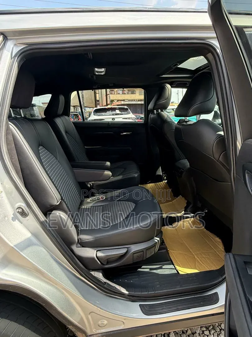 Toyota Highlander XSE AWD 2024 Silver