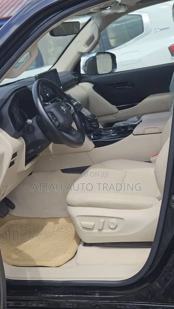 Toyota Hilux 2022 White