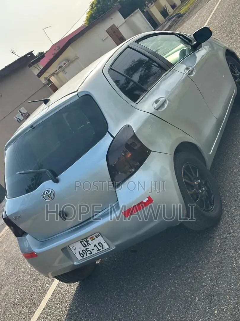 Toyota Vitz 2010 Silver