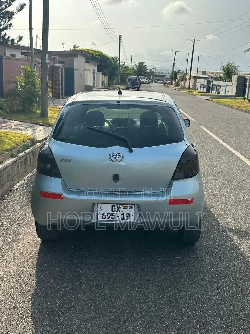 Toyota Vitz 2010 Silver