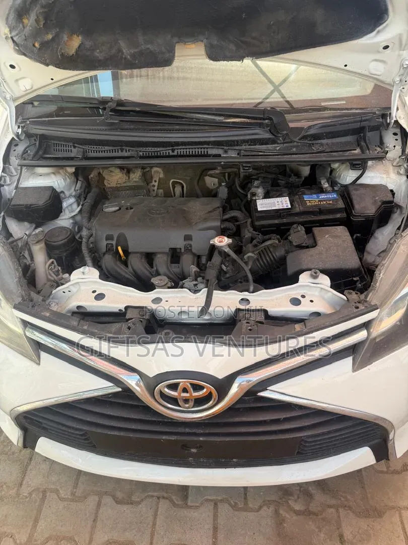 Toyota Yaris LE Hatchback 5dr 2017 White