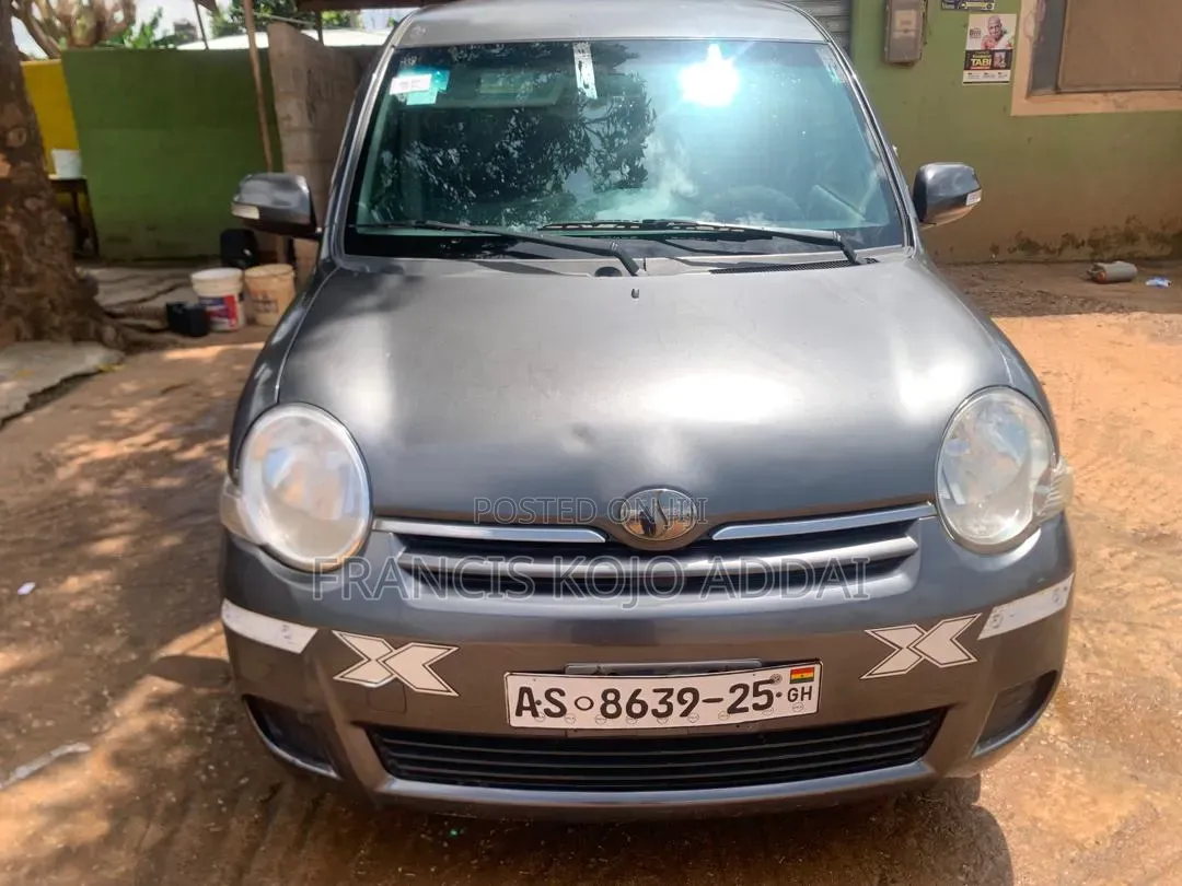 Toyota Sienta 1.5 AWD 2012 Gray
