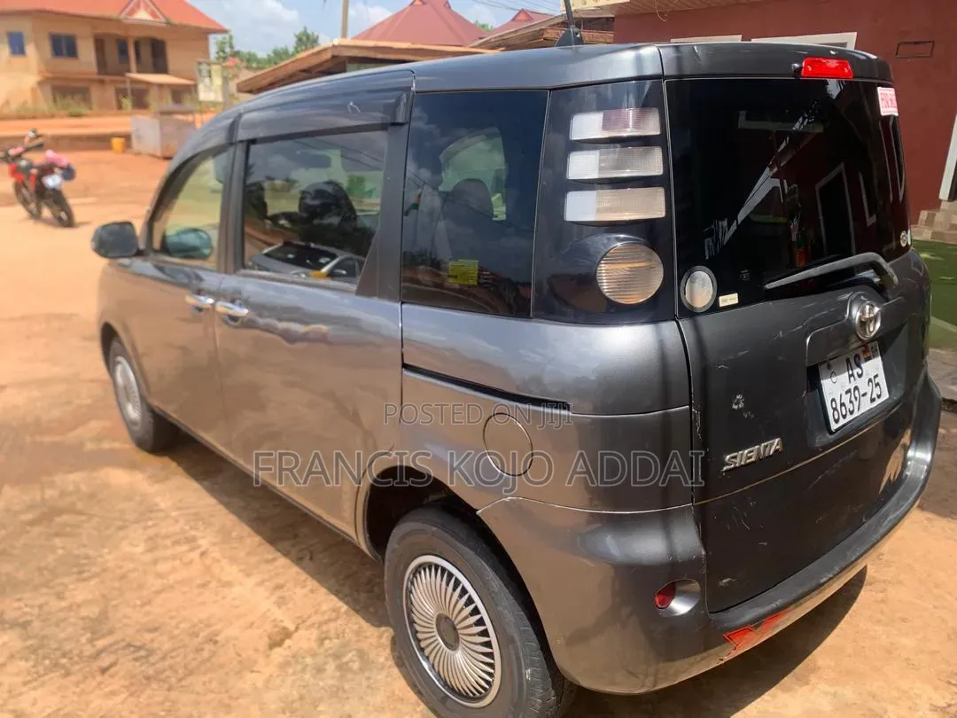 Toyota Sienta 1.5 AWD 2012 Gray