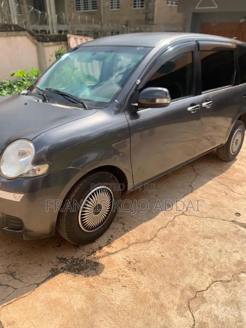 Toyota Sienta 1.5 AWD 2012 Gray