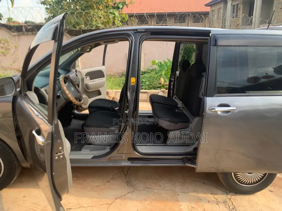 Toyota Sienta 1.5 AWD 2012 Gray