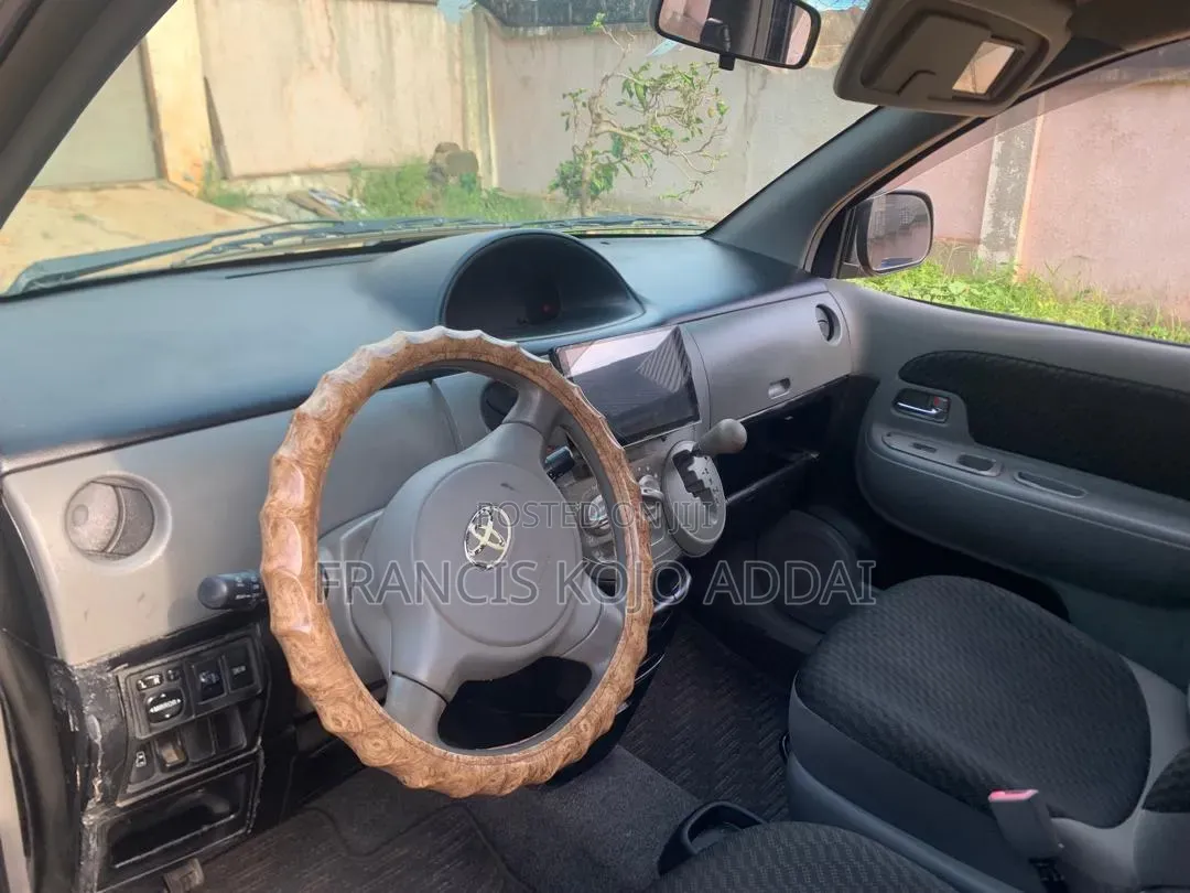 Toyota Sienta 1.5 AWD 2012 Gray