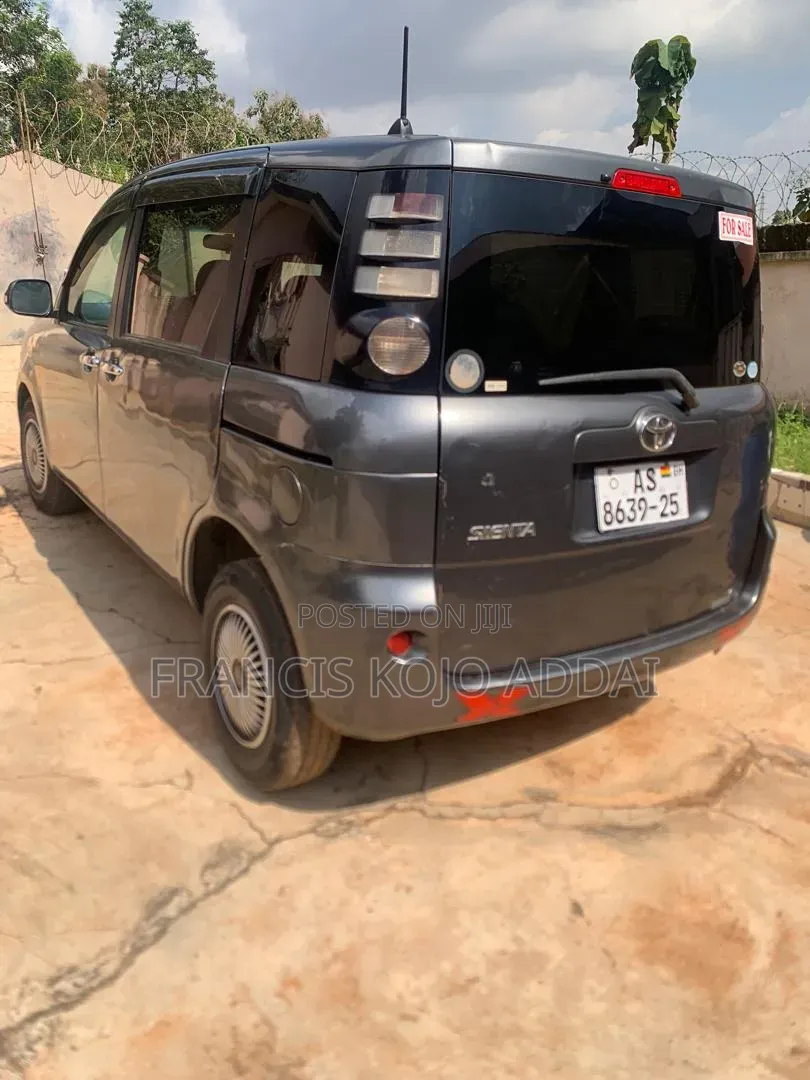 Toyota Sienta 1.5 AWD 2012 Gray