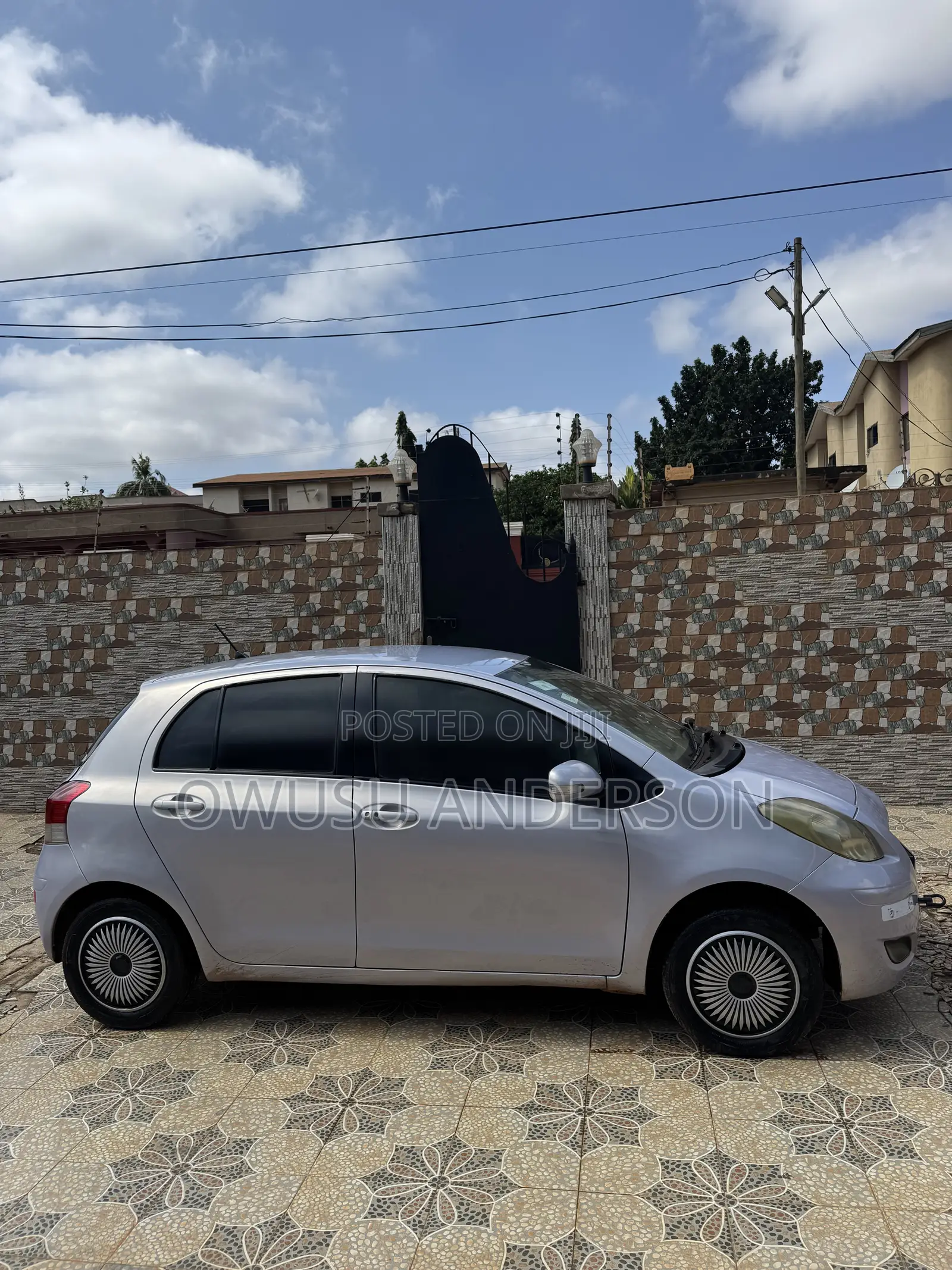 Toyota Vitz 2010 Silver