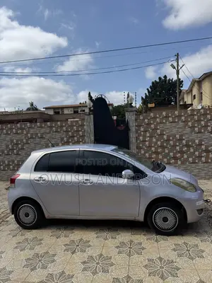 Toyota Vitz 2010 Silver