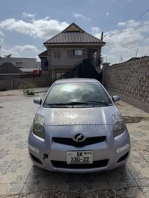 Toyota Vitz 2010 Silver
