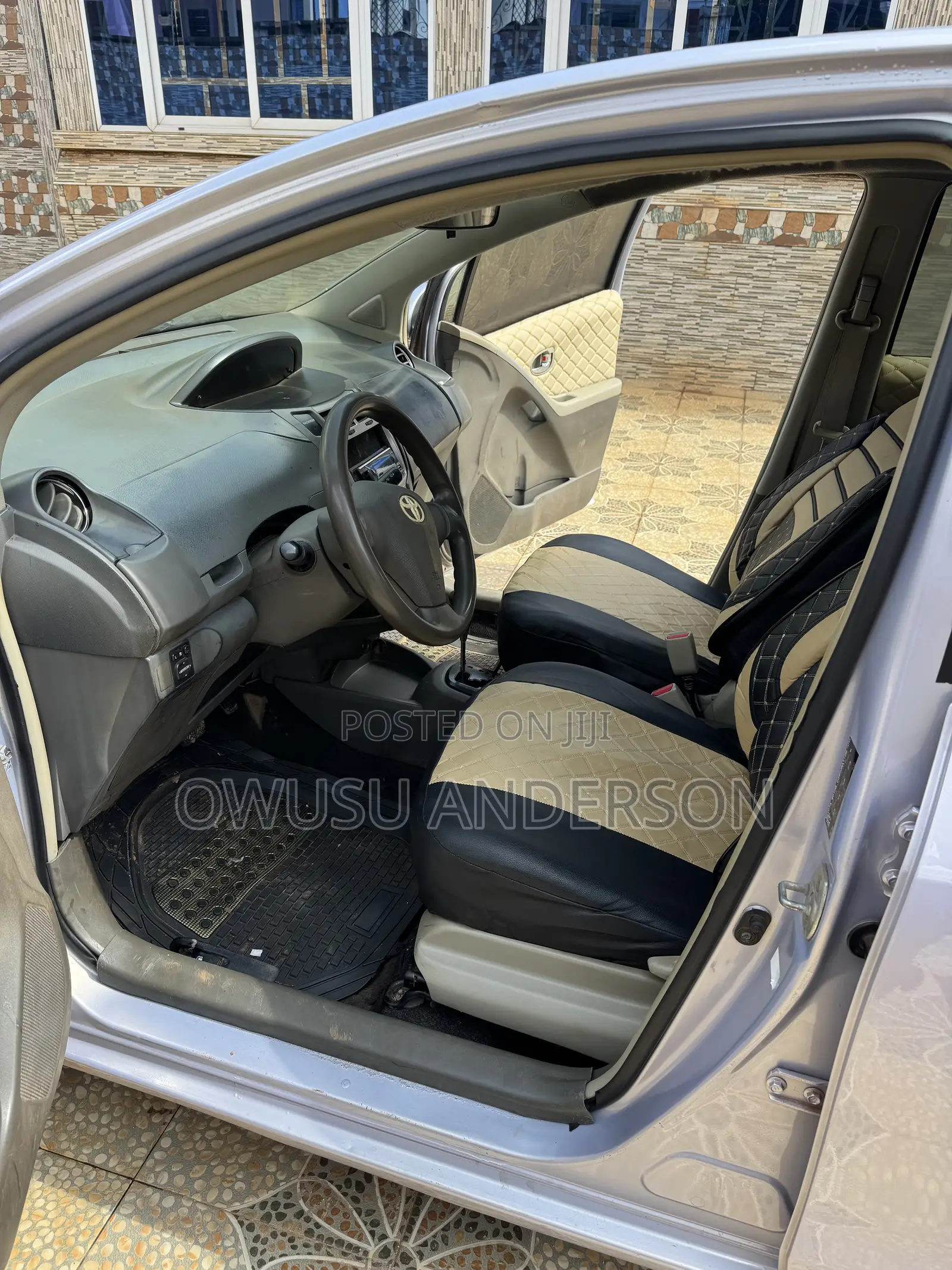 Toyota Vitz 2010 Silver