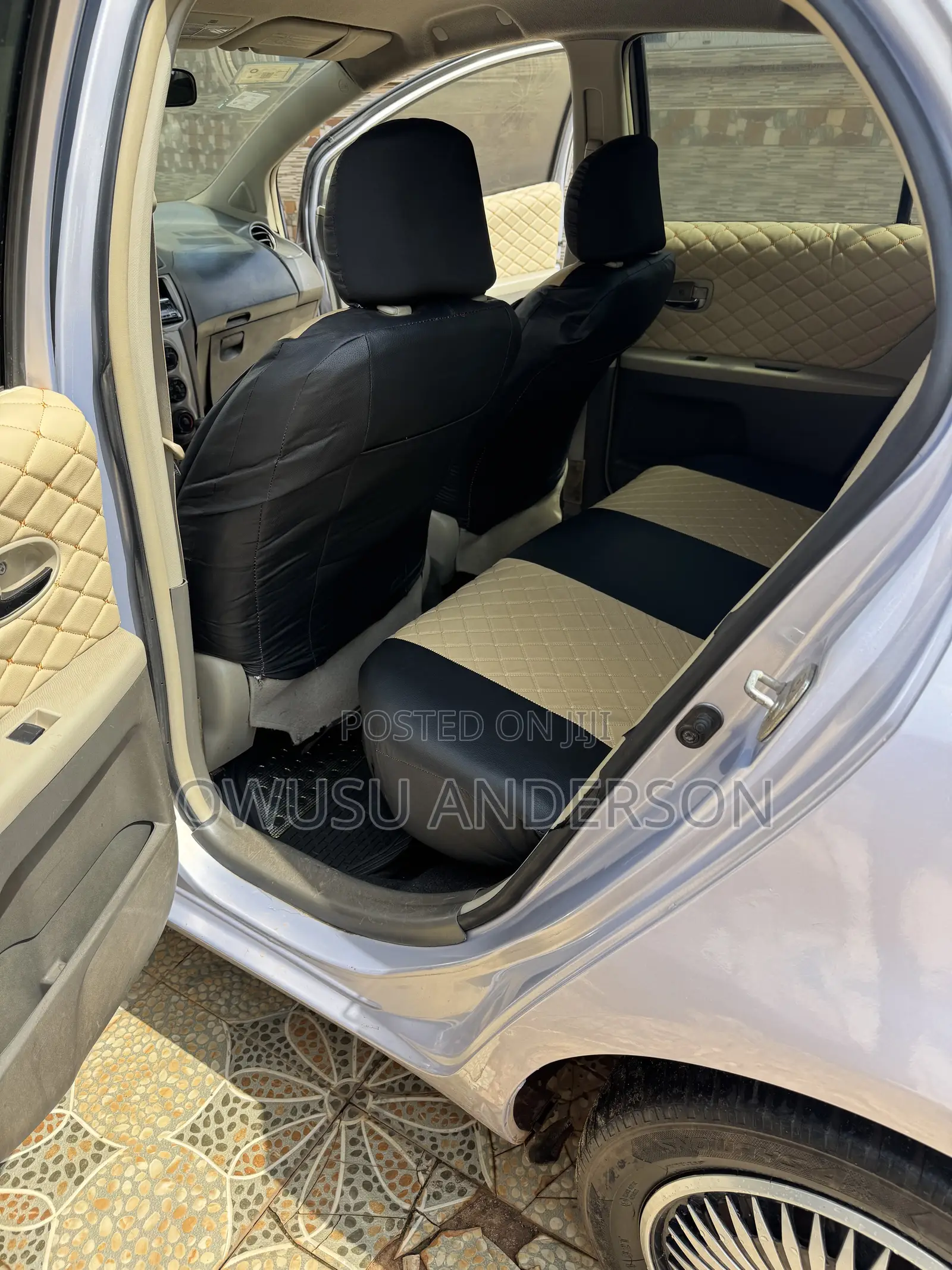 Toyota Vitz 2010 Silver