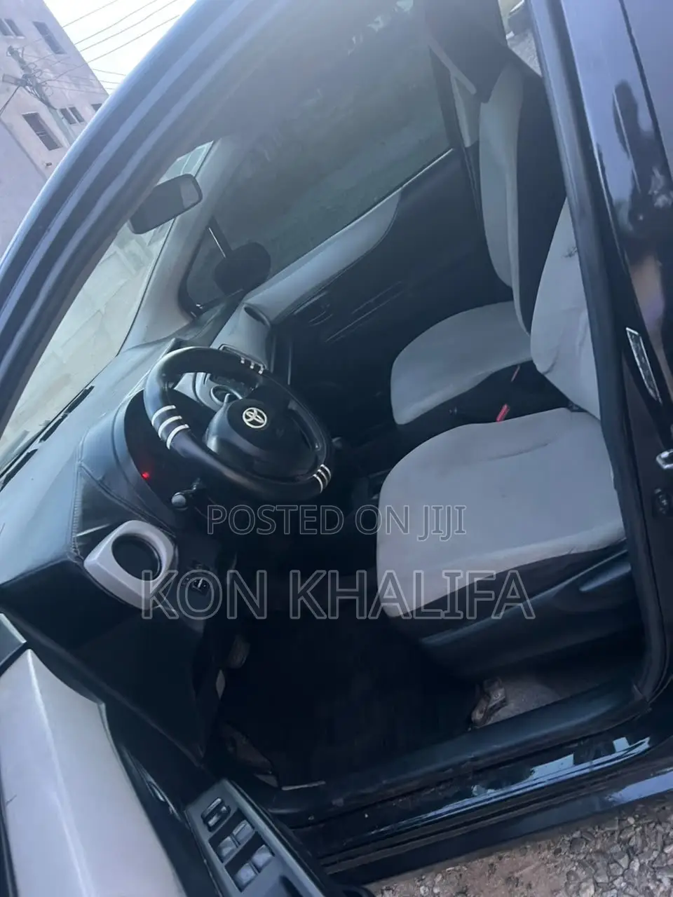 Toyota Vitz 1.3 FWD 5dr 2012 Black