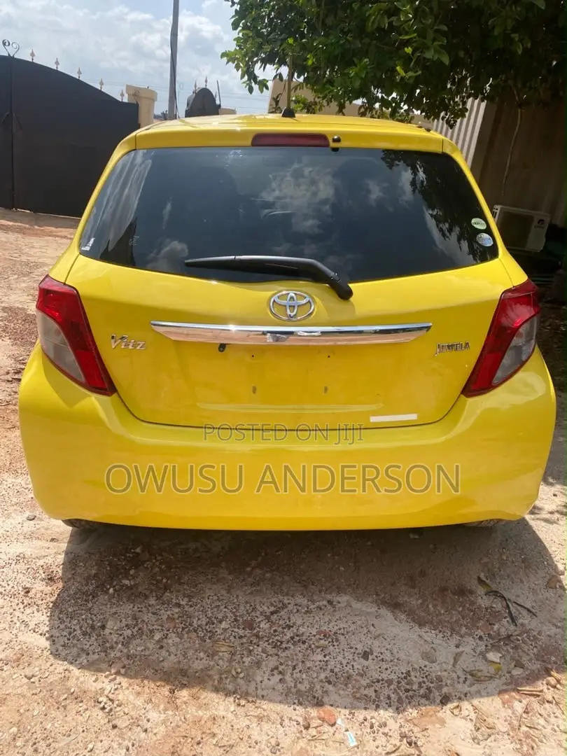 Toyota Vitz 2012 Yellow