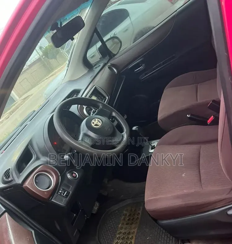 Toyota Vitz 2012 Red
