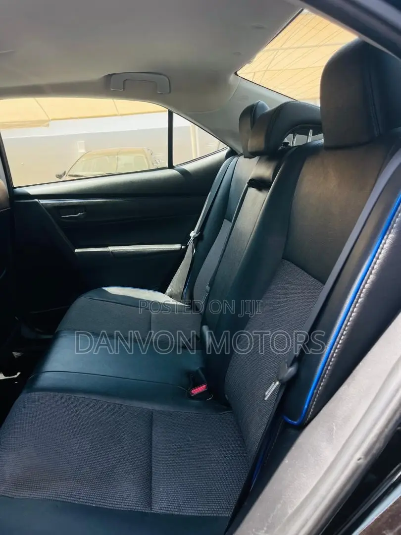 Toyota Corolla SE (1.8L 4cyl 6M) 2018 Black