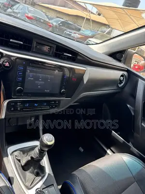 Toyota Corolla SE (1.8L 4cyl 6M) 2018 Black