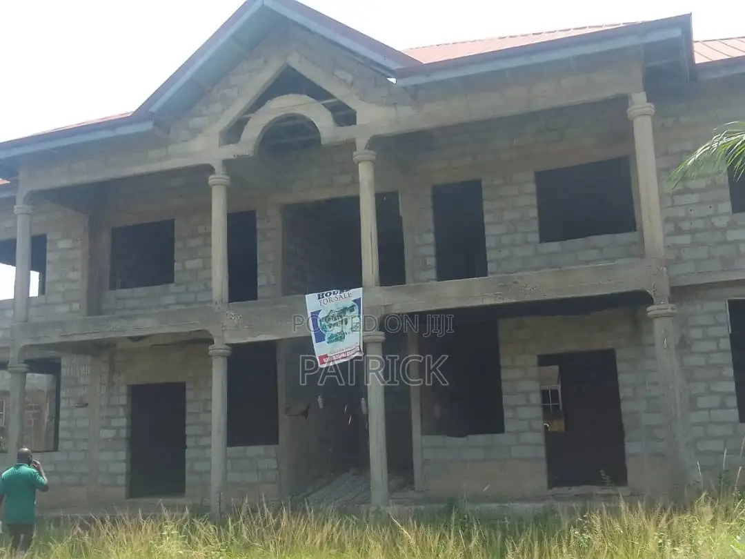8bdrm Apartment in Amasaman for sale