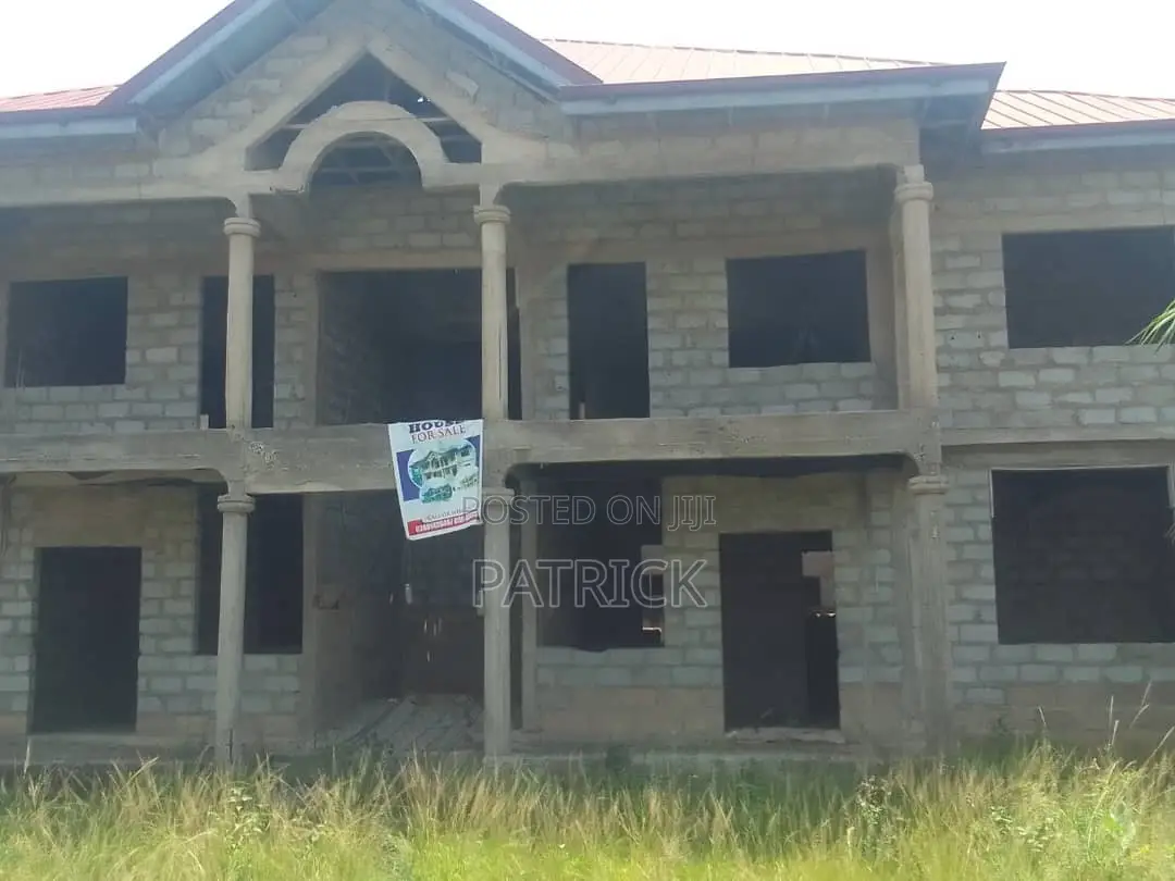 8bdrm Apartment in Amasaman for sale