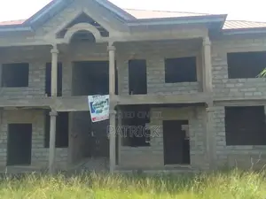 8bdrm Apartment in Amasaman for sale