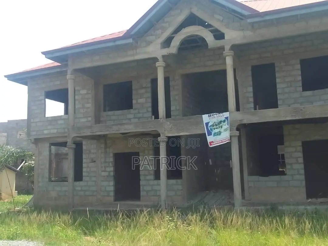 8bdrm Apartment in Amasaman for sale