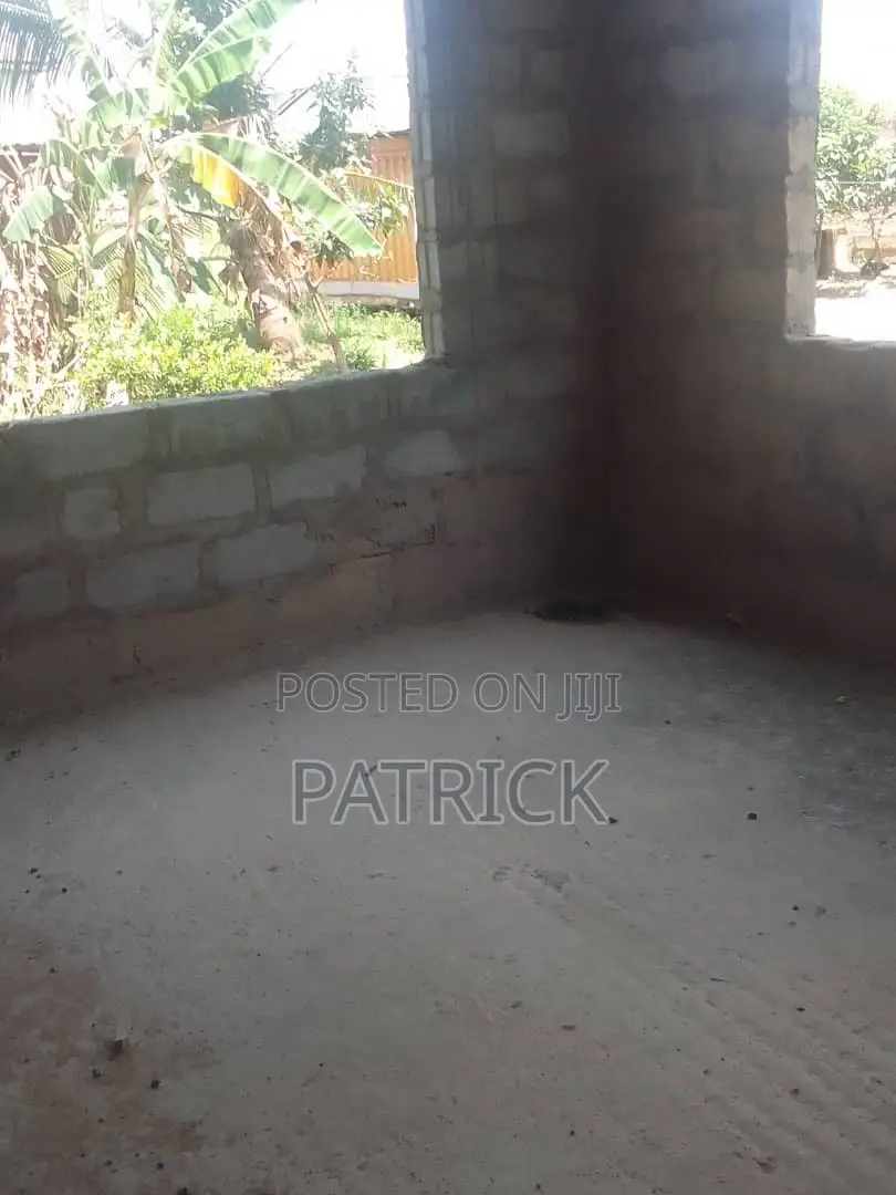 8bdrm Apartment in Amasaman for sale