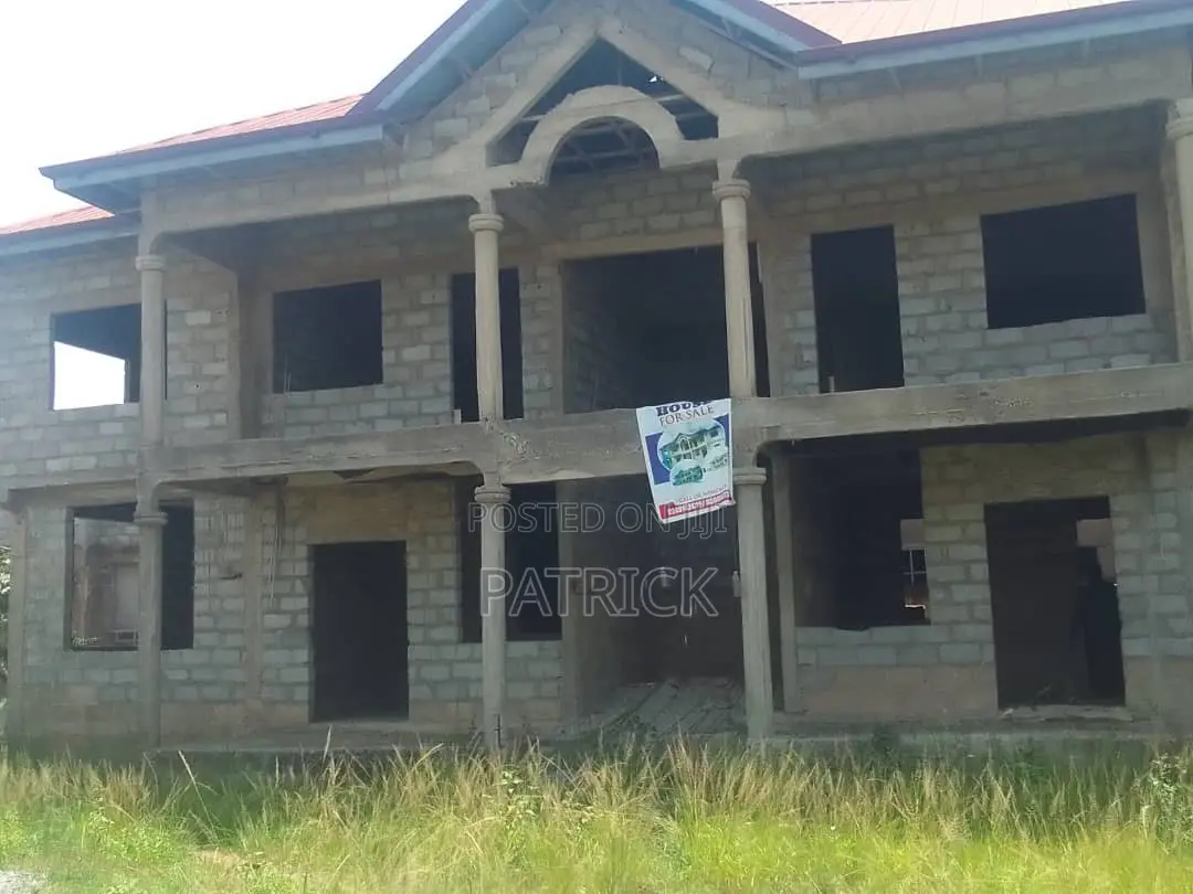8bdrm Apartment in Amasaman for sale