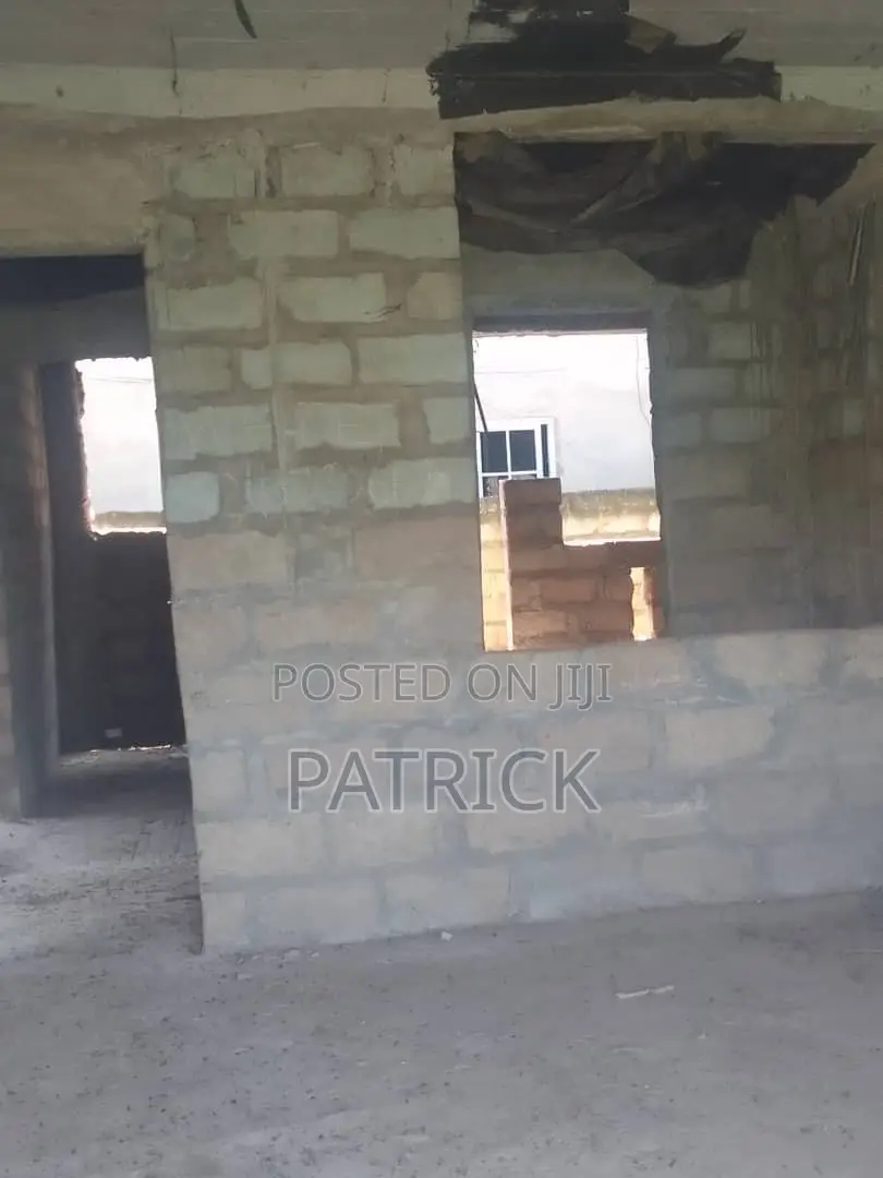 8bdrm Apartment in Amasaman for sale
