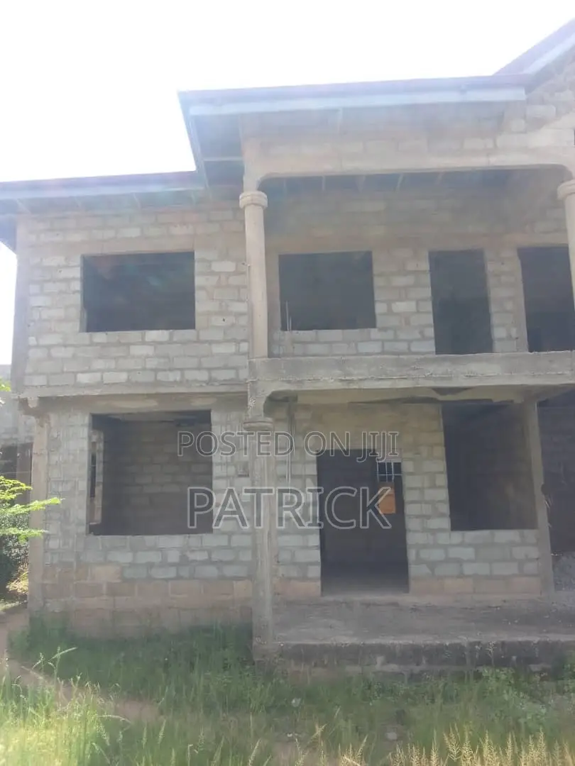 8bdrm Apartment in Amasaman for sale