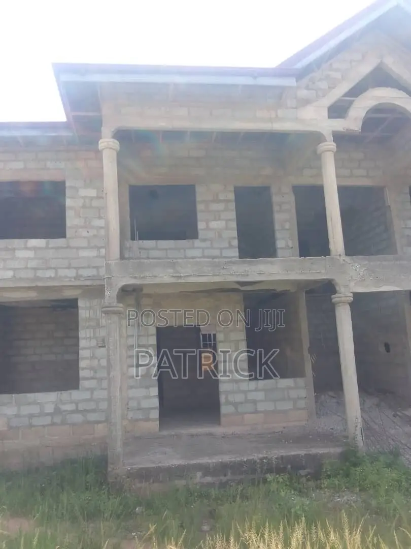 8bdrm Apartment in Amasaman for sale