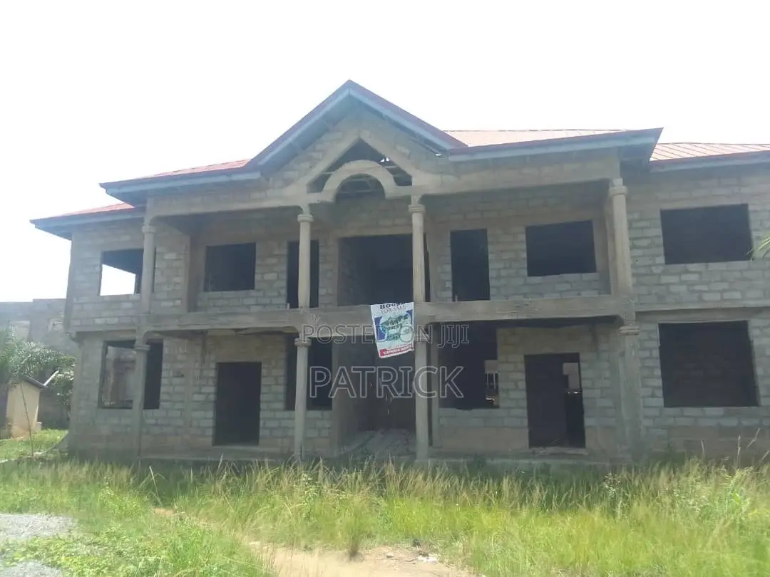 8bdrm Apartment in Amasaman for sale