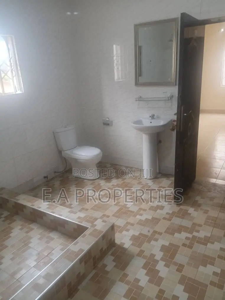 3bdrm Duplex in E A Properties, Oyarifa Mall Area for rent
