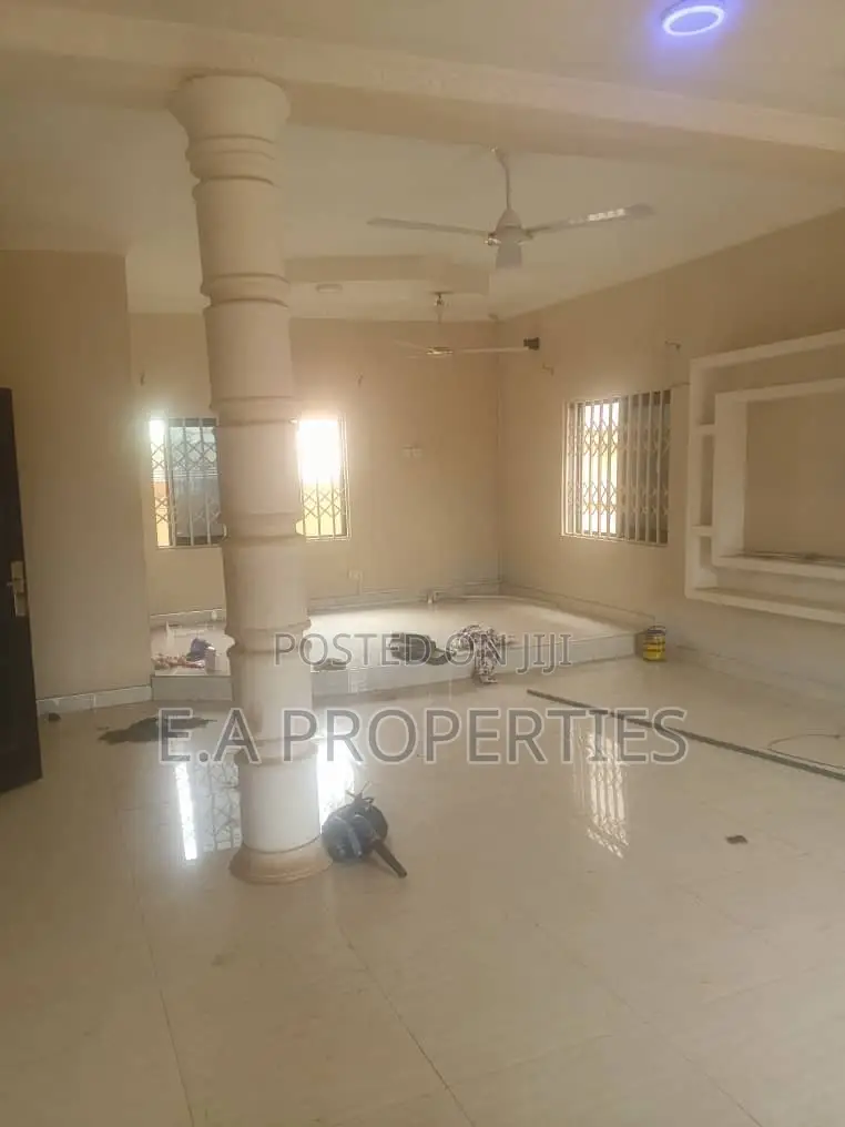 3bdrm Duplex in E A Properties, Oyarifa Mall Area for rent