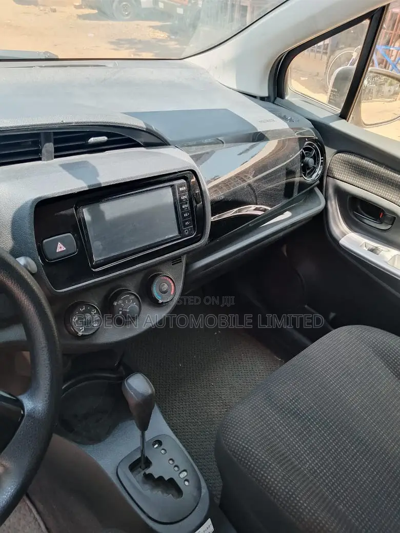 Toyota Vitz 1.3 AWD 5dr 2018 Silver