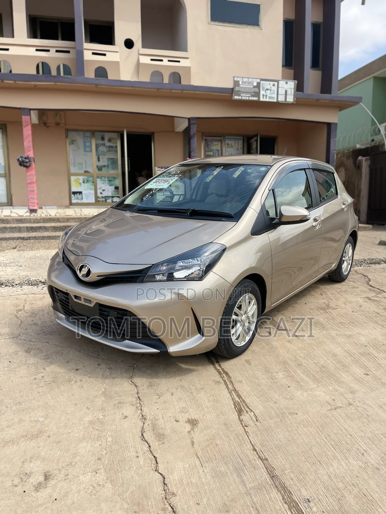 Toyota Vitz 1.3 FWD 5dr 2015 Gold