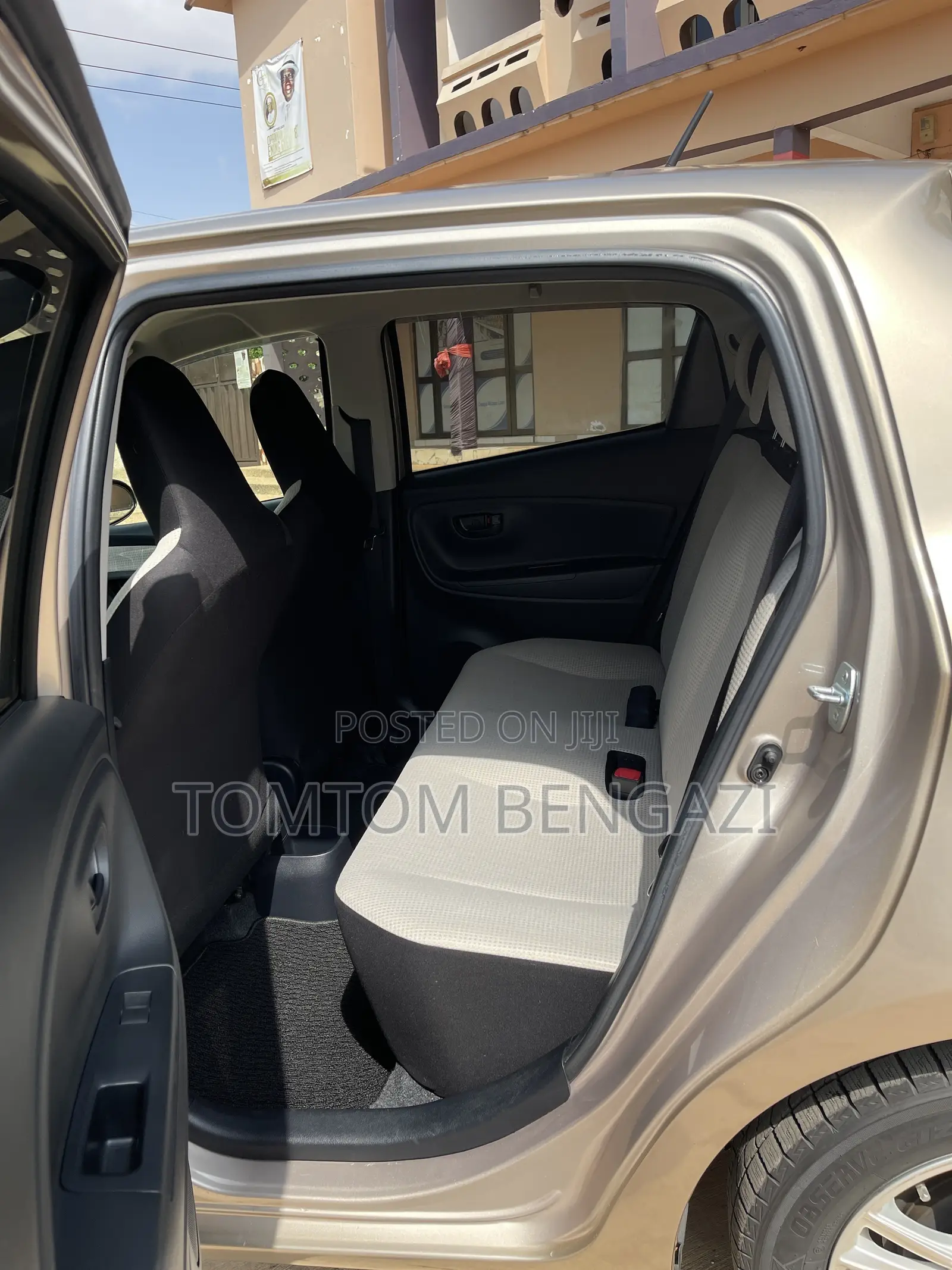 Toyota Vitz 1.3 FWD 5dr 2015 Gold