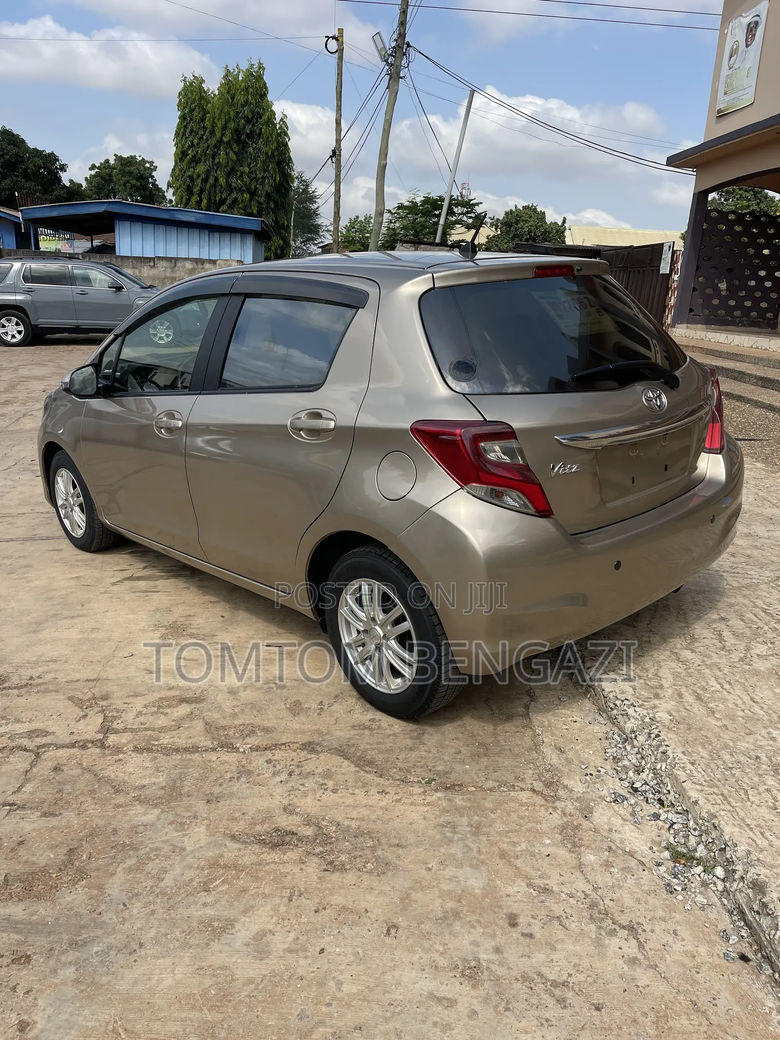 Toyota Vitz 1.3 FWD 5dr 2015 Gold