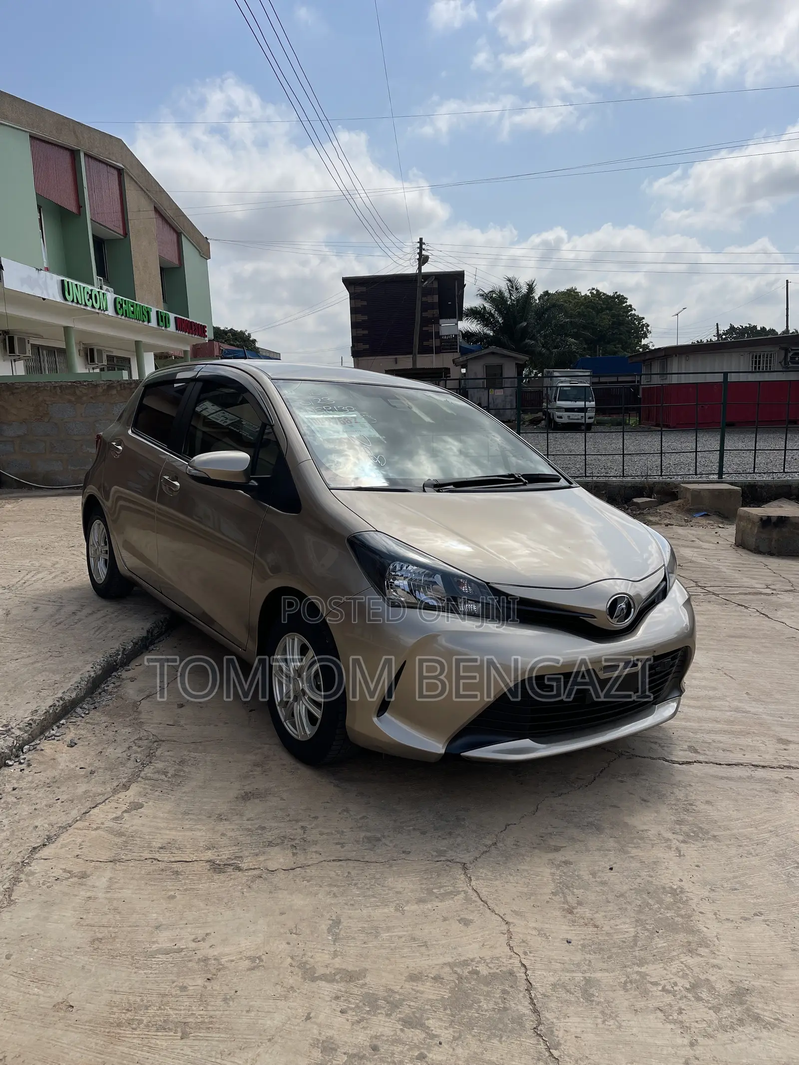 Toyota Vitz 1.3 FWD 5dr 2015 Gold