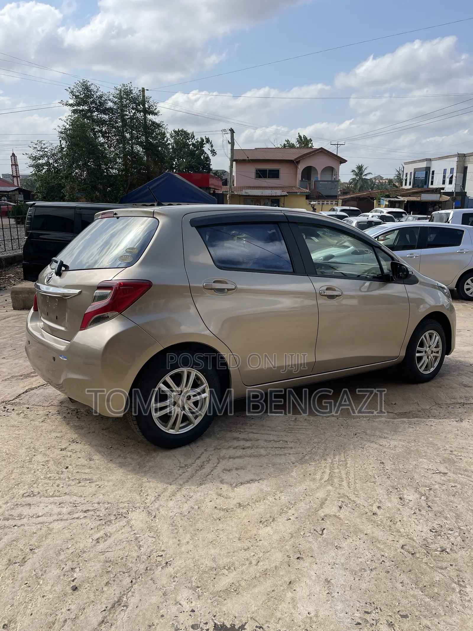Toyota Vitz 1.3 FWD 5dr 2015 Gold