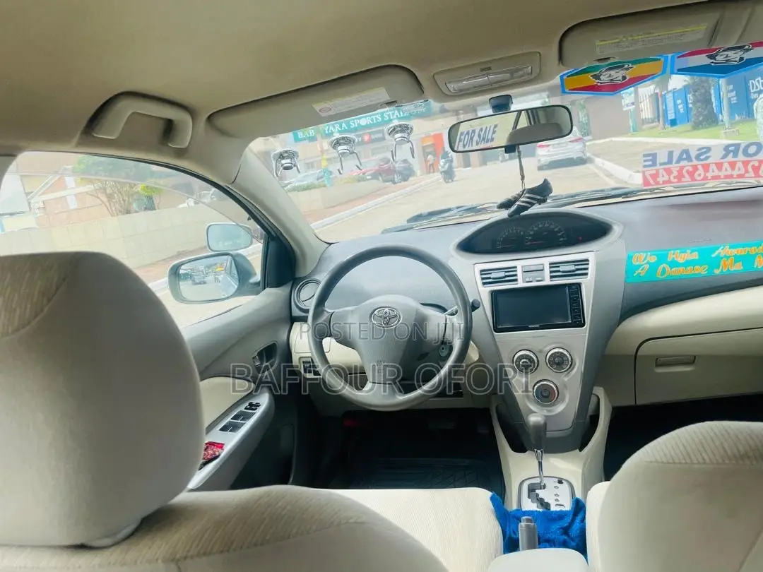 Toyota Corolla Base 4dr Sedan (1.8L 4cyl 5M) 2010 Silver