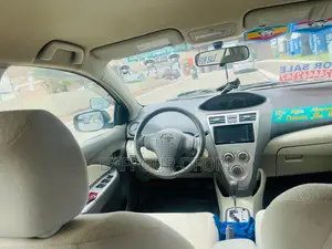 Toyota Corolla Base 4dr Sedan (1.8L 4cyl 5M) 2010 Silver