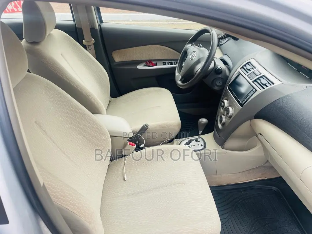 Toyota Corolla Base 4dr Sedan (1.8L 4cyl 5M) 2010 Silver