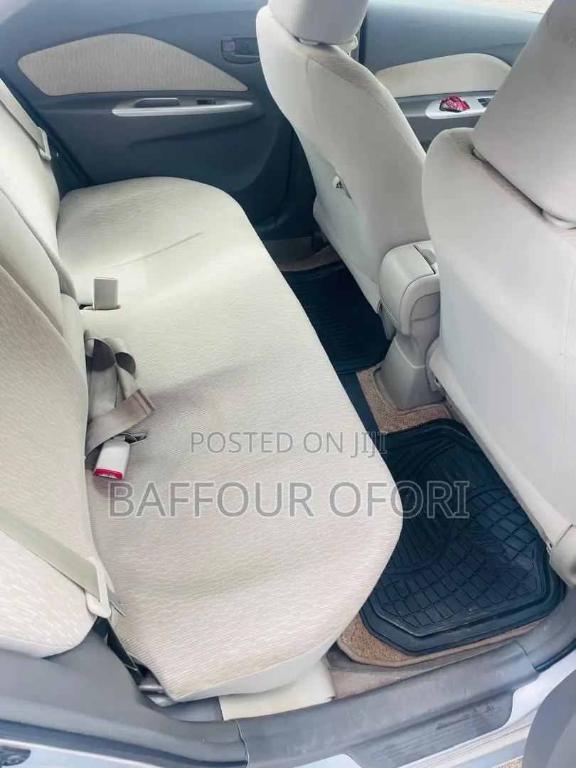 Toyota Corolla Base 4dr Sedan (1.8L 4cyl 5M) 2010 Silver