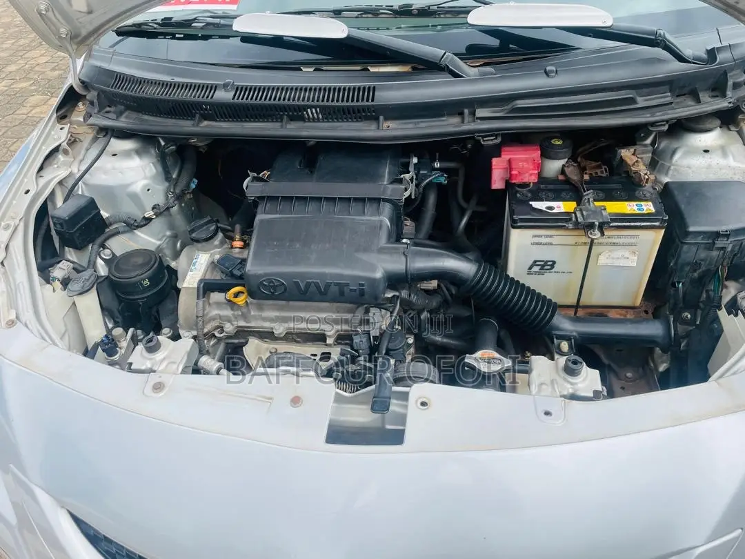 Toyota Corolla Base 4dr Sedan (1.8L 4cyl 5M) 2010 Silver