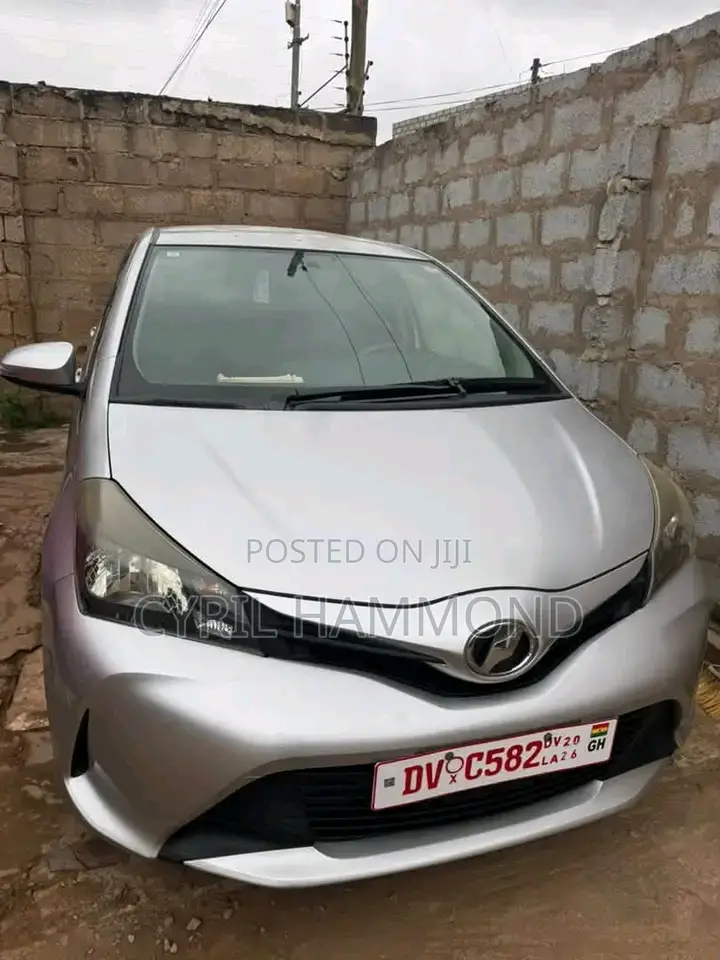 Toyota Vitz 2015 Silver