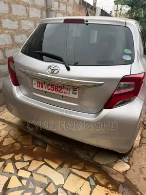Toyota Vitz 2015 Silver
