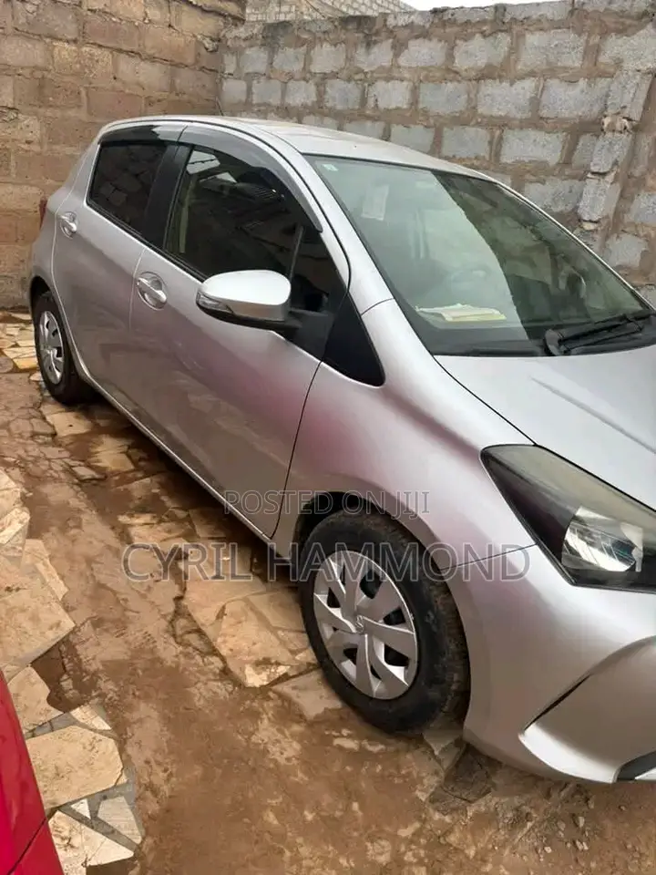 Toyota Vitz 2015 Silver